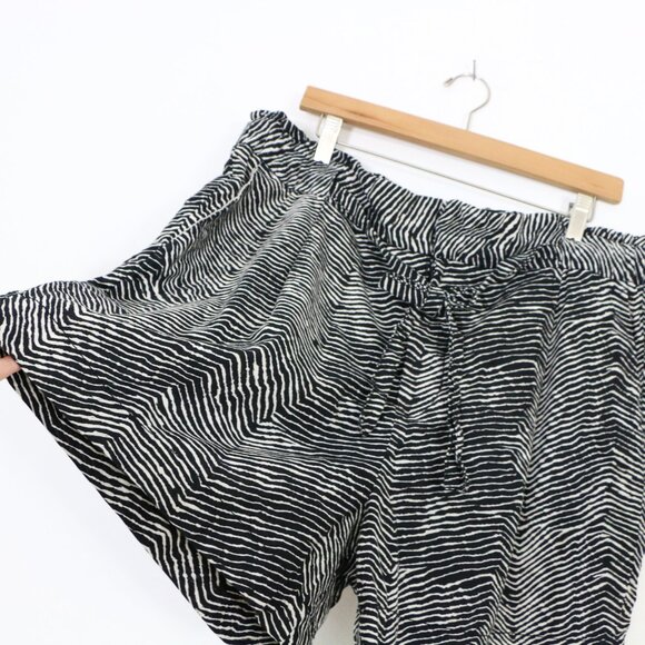 *Joe Fresh Black & White Animal Print Shorts - Picture 1 of 6